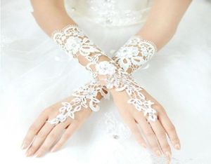 Op maat gemaakte vintage vingerloze bruidshandschoenen Fabulous Lace Diamond Flower Glove Hollow trouwjurkaccessoires5005719