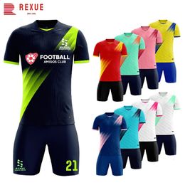 Custom Hommes Femmes Enfants Soccer Jersey Ensembles Sublimation Blank Manches courtes Enfants Mâle Quickdry Print Football Uniforme Costume 2023 240320