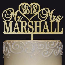 Personnalisé MrMrs nom de famille Date avec coeurdécor de gâteau de mariage personnalisédécor d'anniversaire en bois doré 220618