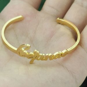 Aangepaste naam armbanden Bangle voor baby goud kleur manchet roestvrij staal gepersonaliseerde armband kinderen geboorte sieraden 240416