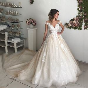 Custom Off Shoulder Lace Trouwjurken met lovertjes Applicaties V-hals Court Trein Tule Korte Mouwen Een lijn Bruiloft Bruidsjurken