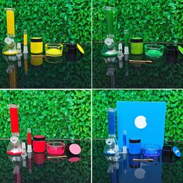 Diseño personalizado personalizado Bong de vidrio Kit de cachimba Tubería de agua gruesa con molinillo de hierbas Accesorios para tanque de almacenamiento Vaso Bongs Aceite Dab Rig Set Azul Amarillo Rojo Verde