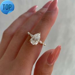 Pure personnalisé 18 carats jaune or 3ct Pière Coupe 8x12 mm Dcolor Vvs Moisanite Diamond Four Claw Solitaire Ring