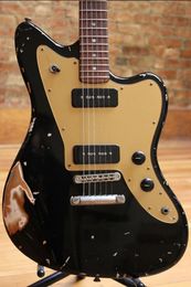 Alt De Facto JM6 Relic Guitarra eléctrica negra Floyd Rose Tremolo Bridge Pastillas P-90 negras Golpeador dorado Afinadores vintage