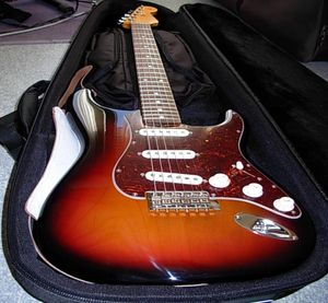 Aangepaste winkel John Mayer Strat 3 Tone Sunburst St Elektrische gitaar Red Tortoise Pickguard Chrome Vintage Tuners9237065