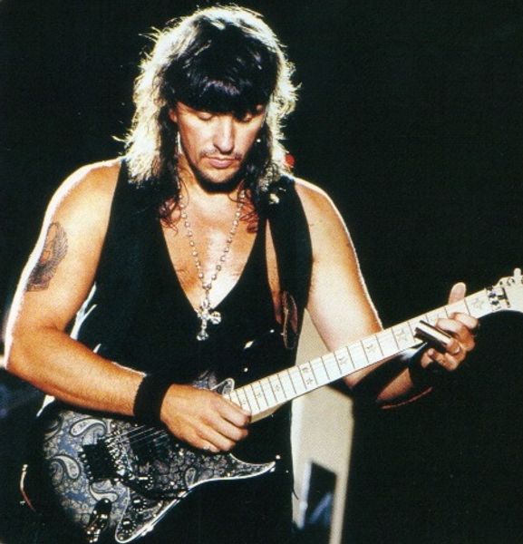 Envío gratis Richie Sambora Signature ST 1996 Black Paisley Electric Guitar, Floyd Rose Tremolo Bridge, Locking Nut, SSH Pickups, Star Inlay