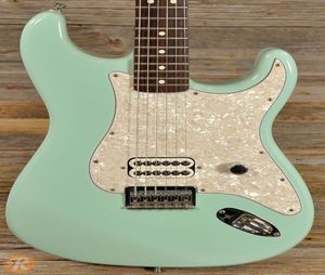 Aangepaste winkel Tom Delonge Signature Strat Surf Green Electric Guitar Big Headstock White Pearl Pickguard gegraveerde nekplaat Vint7327858