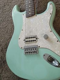 Custom Shop Tom Delonge Signature Surf Green elektrische gitaar Grote kop Witte parel slagplaat Gegraveerde nekplaat Vintage stemmechanieken Tremolobrug Whammy Bar