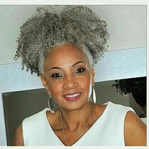 Postiche de queue de cheval de cheveux humains gris argent mélangés sur mesure à deux tons Clip dans les cheveux gris bouclés afro crépus Extensions de queue de cheval avec cordon de serrage