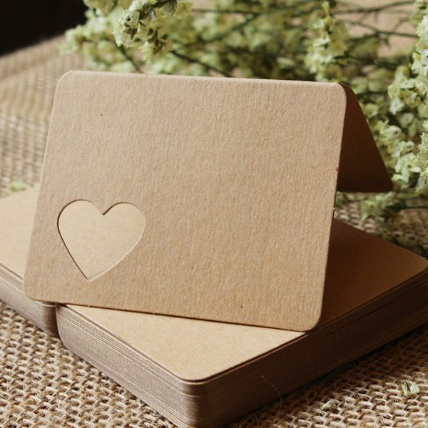 Personalizado Vintage en blanco Hueco Corazón Patrón Papel Kraft Número de mesa Tarjeta de nombre Lugar Tarjetas plegadas Boda Fiesta de cumpleaños Decoración Invitaciones A359