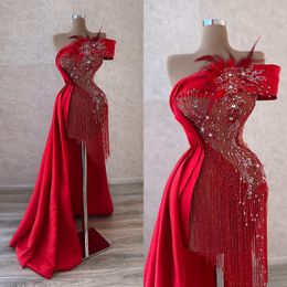 Klanten kochten vaak prom -jurk een lijn avondjurken rode één schouder pailletten vloerlengte tule met veer 3D bloem kralen sequi 239s