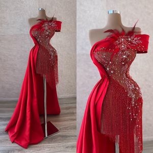 Los clientes a menudo compraron vestido de fiesta Una línea de vestidos de noche Lentejuelas rojas de un hombro Hasta el suelo Tul con plumas Cuentas de flores 3d Lentejuelas Borla