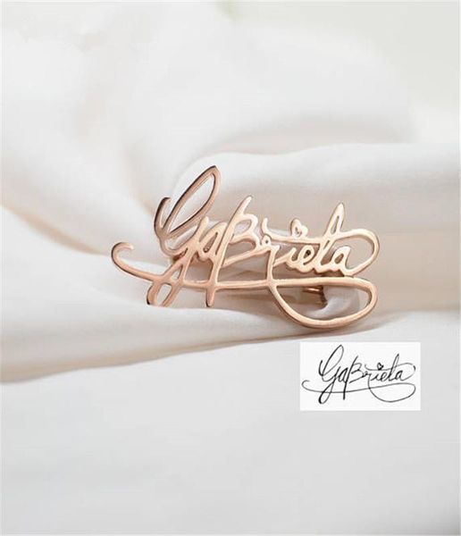 Personalizar Broch Company Logo Design Gold Silver Firma de escritura a mano Cualquier nombre cualquier Font Broches Pins Etiqueta Pin Party Jewellry GIF9717643