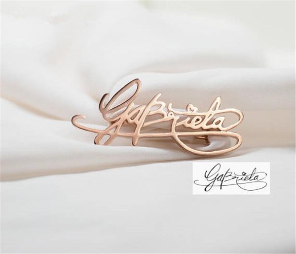 Personalizar Broch Company Logo Design Gold Silver Firma de escritura a mano Cualquier nombre Cualquier broche de fuentes Pins Etiqueta Pin Party Jewelry GIF7295795