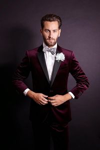 Personaliseer Dark Rood Fluweel Bruidegom Tuxedos Notch Revers One Button GroomsMen Blazer Mannen Zakelijke Formele Prom Pak (Jas + Broek + Bowstie) NO: 208