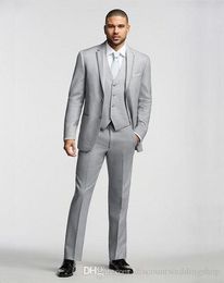 Personnaliser gris clair marié Tuxedos revers cranté homme bal costume d'affaires costumes de fête de mariage (veste + pantalon + gilet + cravate) J133