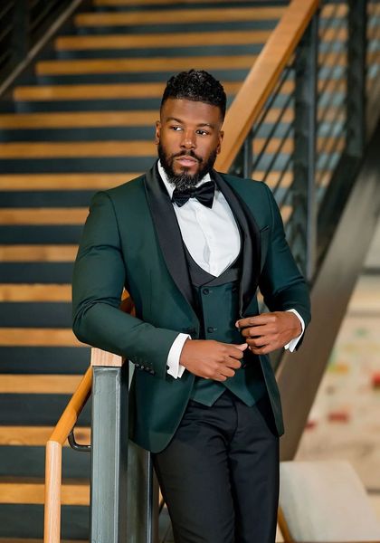 Personnalisez un bouton Smoot de marié vert foncé Mariage de revers de pointe / bal / dîner-garound armons hommes costumes Blazer (veste + pantalon + gilet + cravate) W1878