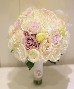 Pas het bruidsboeket met de collocatiekleur wit geel oranje roze roos witte vlinderorchidee 7090818 aan