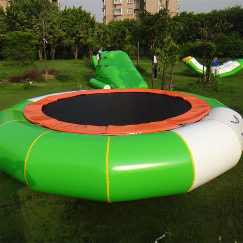 Anpassad Andra Sportartiklar 2,5m Diameter Uppblåsbara Vatten Trampolin Bounce Platform Swim Game Fun Bouncers Utrustning med pump med fartyg / tåg