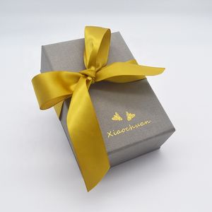 Boîte-cadeau de papier de bijoux de collier d'anneau de couverture rigide de luxe de carton adapté aux besoins du client avec le ruban de soie jaune