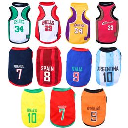 Aangepaste hondentruien Voetbalteam Pet Dog Jersey Sportvoetbalbasketbal voor huisdierkleding Vest lente en herfst onderhemd