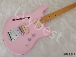 Aangepaste elektrische gitaar esdoorn nek en toets stip inlay roze kleurlichaam met enkel geluid f gat p90 soapshape pickups