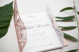 Aangepaste roségouden tropische laser gesneden bruiloft uitnodiging, uitnodigingen in palmboomstijl, gepersonaliseerde gedrukte gevouwen kaarten