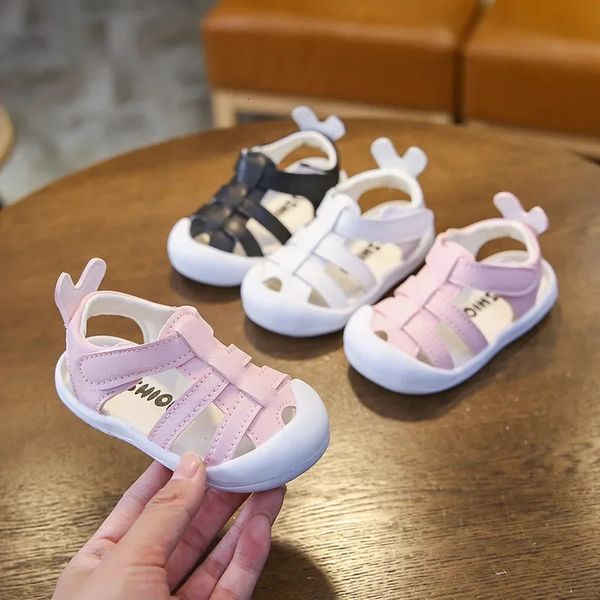 Découpes nées chaussures enfant en bas âge fille sandales 2024 été bébé Cirb chaussures garçon noir blanc rose mignon bébé fille lapin sandales E02221 240229