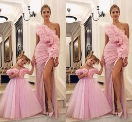 Mignon 2021 Nouvelle mère et fille robes de fille de fleur rose pour les mariages au large des fleurs d'épaule filles concours de concours de bal de bal