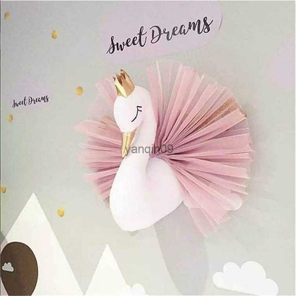 Lindo 3D Golden Crown Swan Wall Art Hanging Girl Swan Doll Juguete de peluche Cabeza de animal Decoración de pared para niños Habitación Cumpleaños Regalo de boda L230626