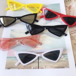 Lunettes de soleil Triangle mignon 12 couleurs Eyewear UV400 Kids Cateye Sun Glasshes Frame en plastique