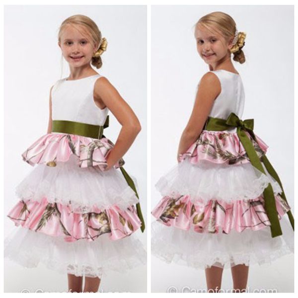 Mignon Belle Blanc Satin Fleur Filles Robes Avec Rose Camo Arbre Réel Jupe À Niveaux Enfants Formelle Robes De Fête De Mariage Ruban Camou316m