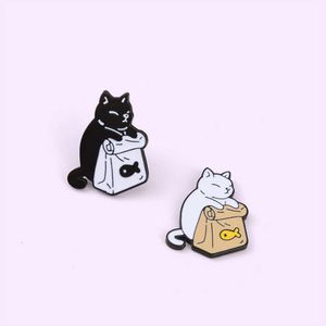 Badge animal mignon noir et blanc, conception de nourriture pour chat de dessin animé personnalisée et minimaliste, broche accessoire en alliage