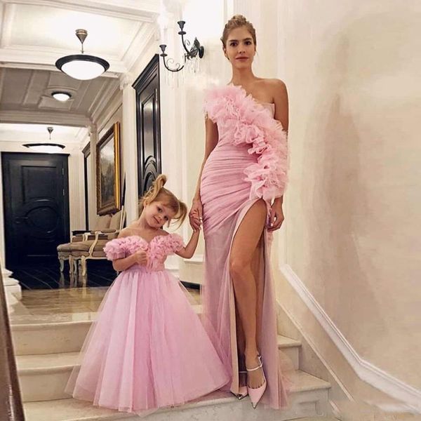 Lindo Blush Pink Piping Flores hechas a mano Vestidos de primera comunión 2021 Fuera del hombro Princesa Vestido de niña de las flores Vestidos de desfile Niños pequeños