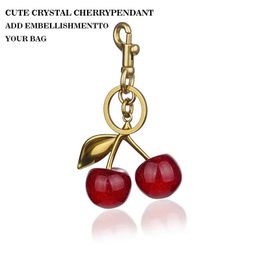 Lindo bolso de cereza con dije colgante llavero para mujer exquisito bolso de cereza de cristal famoso en Internet accesorios colgante de alta calidad 240228