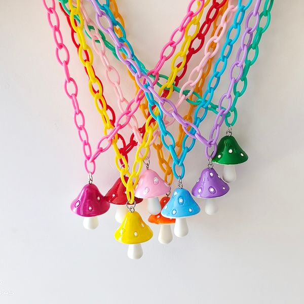 Collier pendentif aux champignons color￩s mignon pour femmes Collier de boucles en gros de la cha￮ne en plastique accessoires