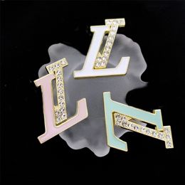 Mignon émail strass lettre broche avec timbre femmes hommes lettre spéciale broche costume épinglette