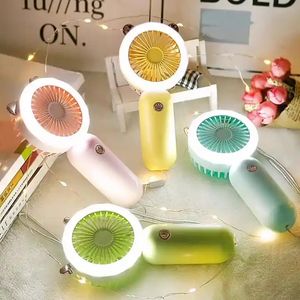 Schattige fan USB oplaadbare handheld misting fan draagbare mini voor reizen buitenluchtkoeling fans met licht voor feestcadeaus