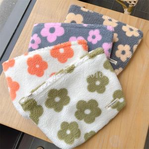 Mignon fleur en peluche femmes sac cosmétique fausse laine d'agneau dames moelleux sacs de rangement hiver chaud filles étui de maquillage pochette sacs à main