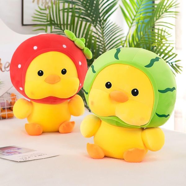 Fruit mignon transformé en un lit de poupée jouet en peluche de poussin avec un oreiller de poupées endormie