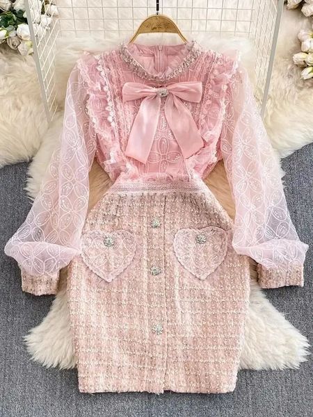 Jolie fille rose en maille de paillettes brodée en patchwork de bord plissé avec une mini-jupe florale épaisse à manches longues et col en diamant 240301