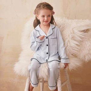 Schattig meisje snoep kleur turndown kraag pyjama sets. Peuter Kid's zwarte lijn pyjama set prinses nachtkleding. Kinderkleding 240122
