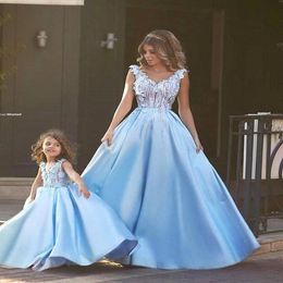 Linda niña de flores azul claro Glitz para bodas árabes Mini Me Madre Hija Concurso Vestidos formales de comunión sagrada Ba1763 329 329