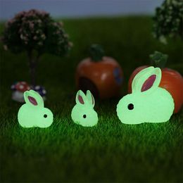 Schattige gloeiende konijn micro -landscape feest decoratie lumineuze schattige konijnen tuinieren plantaardige kamer decor harsaccessoires