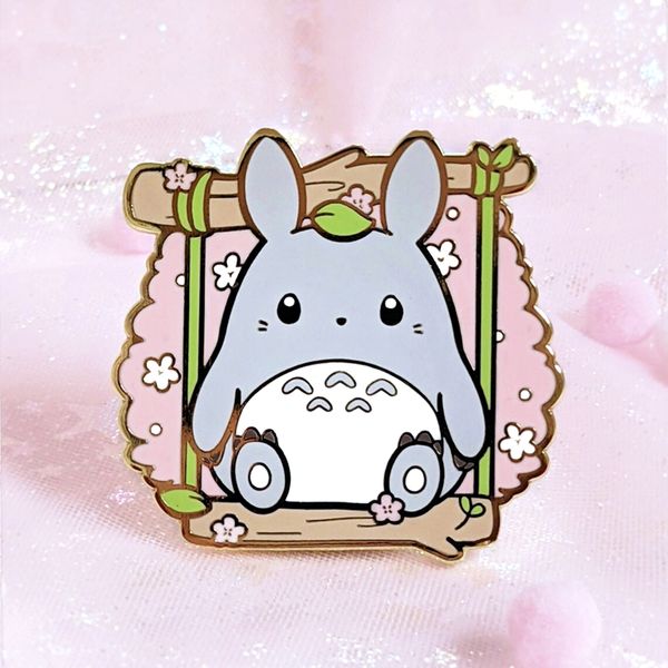 Lindo conejito gris Sakura flor de cerezo esmalte duro Pin dibujos animados Kawaii Totoros broche accesorios Anime Fans recoger insignia joyería
