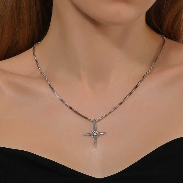 Lindo Iced Out Cubic Zirconia Ins Cool Cross Necklace 2023 Nueva gargantilla simple Color plata Estética Colgante Collares de joyería Accesorios para mujeres al por mayor