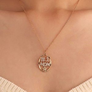 Mignon glacé zircon cubique minimaliste maman lettre collier femme plein diamant chiffre fleur collier fête des mères couleur or pendentif chaîne bijoux colliers pour femme