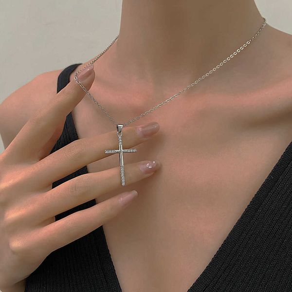 Mignon Iced Out Cubic Zirconia New Cross Collier Femmes Ins Style Creative Collier Or Couleur Esthétique Pendentif Chaîne Bijoux Colliers Accessoires Pour Femmes En Gros