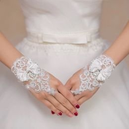 Bruidshandschoenen Leuke mooie korte vingerloze kanten appliques bruidshandschoenen met kristallen kralen bowknot