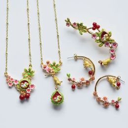 Lindos conjuntos de joyas de lindas flores de ardilla para mujeres accesorios para fiestas de arete de esmalte de esmalte animal.